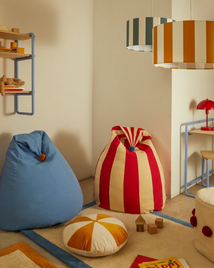 KAVE HOME Olvi bl, bomuldspuff med sennepsfarvet kvast, 60 cm