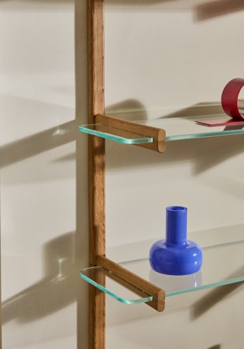 KAVE HOME Sitra modulhylde, 6 glashylder og FSC Mix Credit massivt egetr, 110 cm