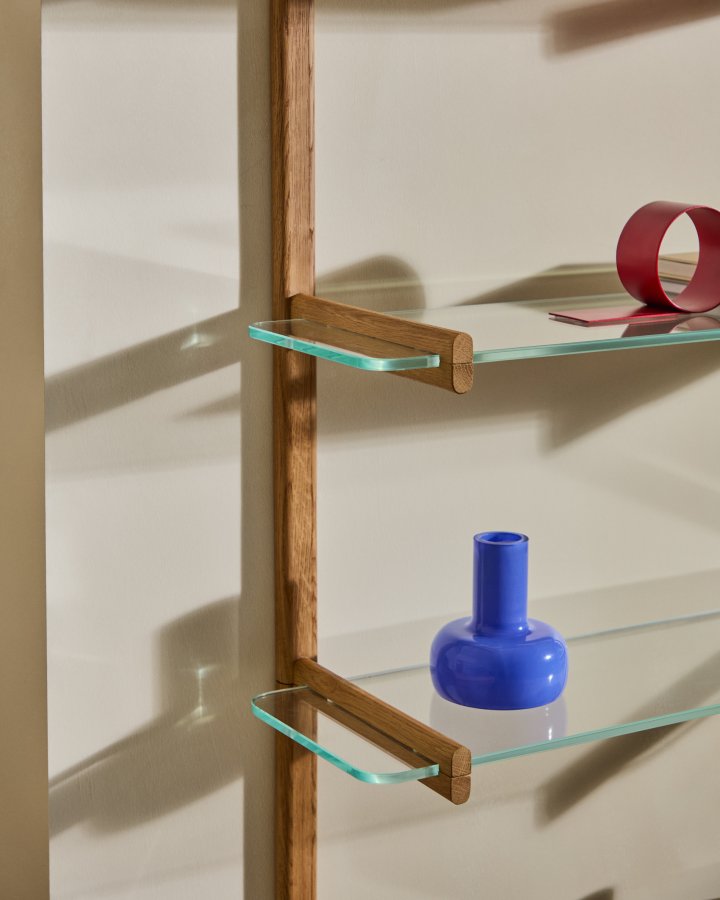 KAVE HOME Sitra modulhylde, 6 glashylder og FSC Mix Credit massivt egetr, 110 cm