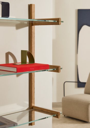 KAVE HOME Sitra modulhylde, 3 glashylder og FSC Mix Credit massivt egetr, 90 cm