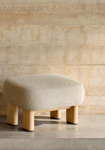 KAVE HOME Nema beige chenille fodskammel med ben af massivt asketr naturlig finish 65x55,4 cm FSC 100%