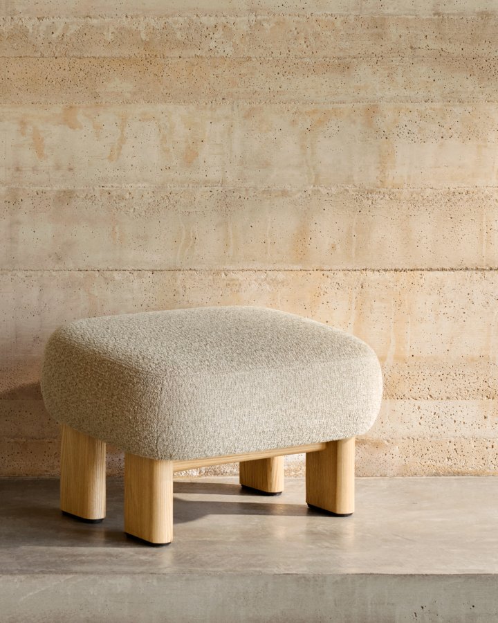 KAVE HOME Nema beige chenille fodskammel med ben af massivt asketr naturlig finish 65x55,4 cm FSC 100%