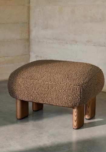 KAVE HOME Nema taupe bouclé fodskammel med ben af massivt asketr valnddefinish 65x55,4cm FSC 100%