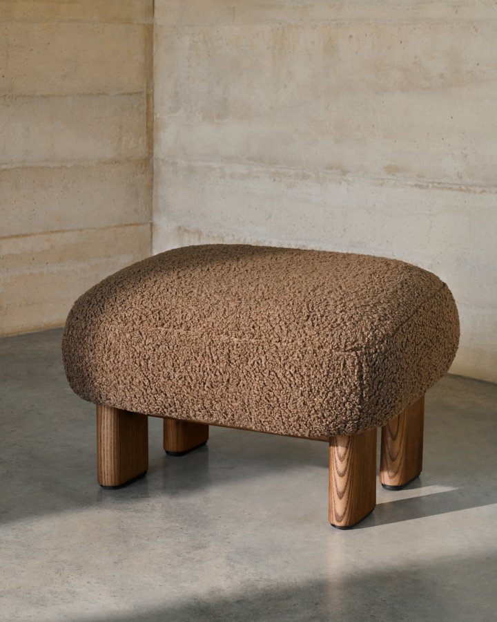 KAVE HOME Nema taupe bouclé fodskammel med ben af massivt asketr valnddefinish 65x55,4cm FSC 100%