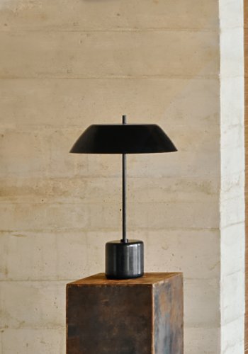 KAVE HOME Sayra bordlampe lavet af sort marmor og metal i sortmalet finish
