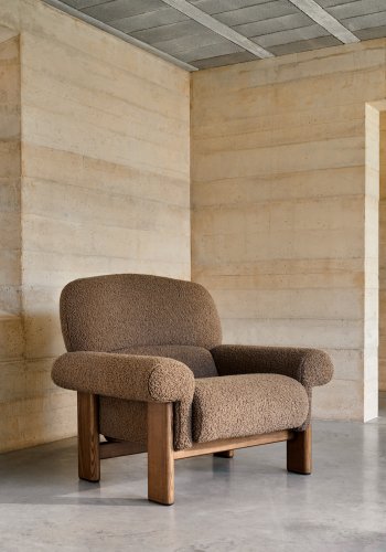 KAVE HOME Nema lnestol i taupe bouclé med ben af massivt asketr i valndfinish FSC 100%