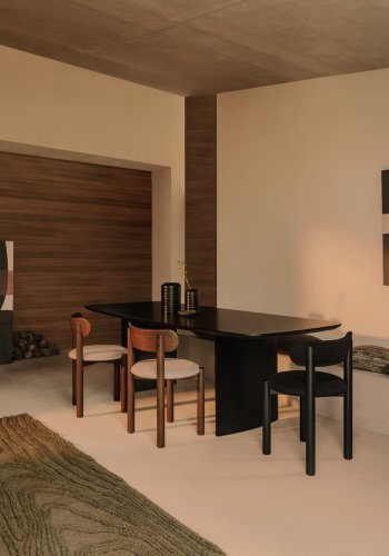 KAVE HOME Nebai stol i sort chenille med massiv egetr struktur og sort finish FSC MIX Cre