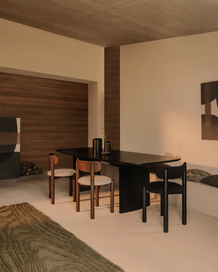 KAVE HOME Nebai stol i sort chenille med massiv egetr struktur og sort finish FSC MIX Cre