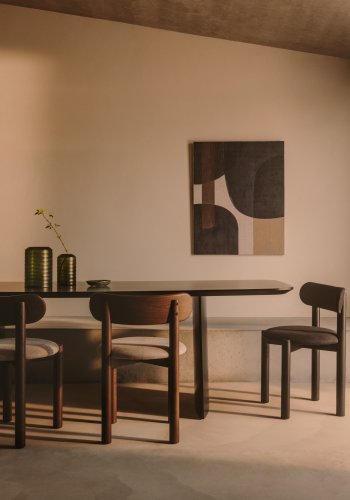 KAVE HOME Nebai stol i sort chenille med massiv egetr struktur og sort finish FSC MIX Cre