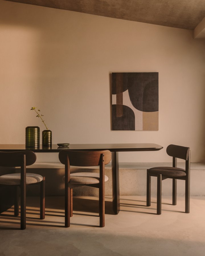 KAVE HOME Nebai stol i sort chenille med massiv egetr struktur og sort finish FSC MIX Cre