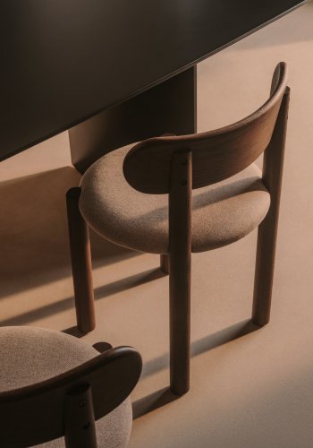 KAVE HOME Nebai stol i brun chenille med massiv egetr struktur og valnddefinish FSC MIX Cr