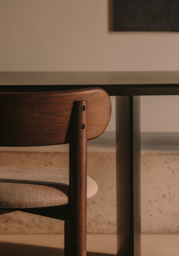 KAVE HOME Nebai stol i brun chenille med massiv egetr struktur og valnddefinish FSC MIX Cr