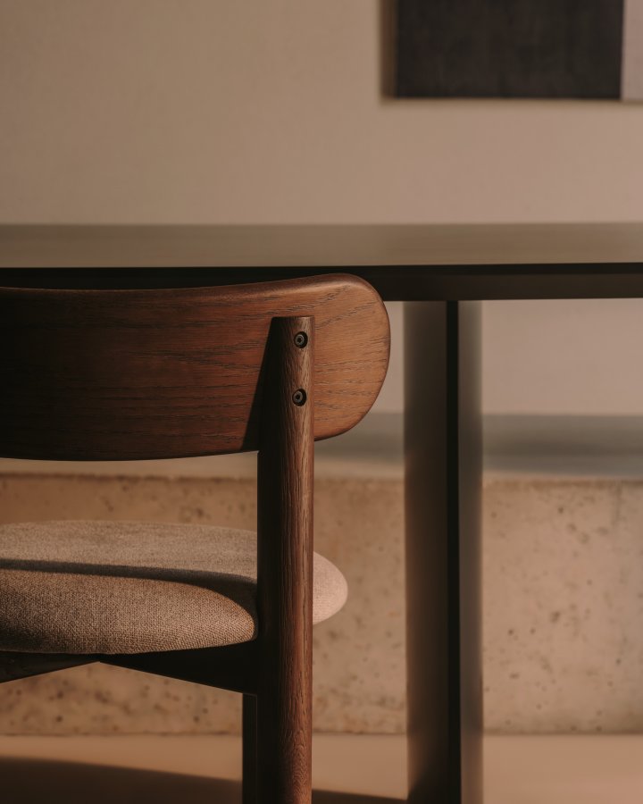 KAVE HOME Nebai stol i brun chenille med massiv egetr struktur og valnddefinish FSC MIX Cr