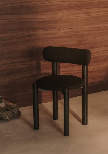 KAVE HOME Nebai stol i sort chenille med massiv egetr struktur og sort finish FSC MIX Cre