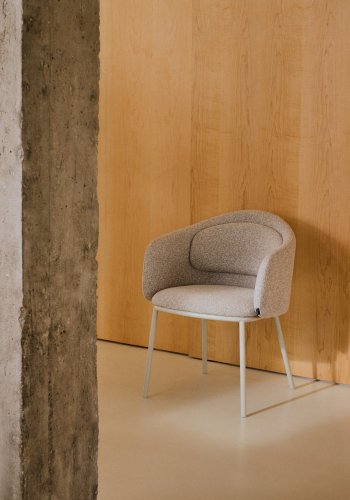 KAVE HOME Minda stol i tyk beige chenille og stlben i beige finish, FSC Mix Credit