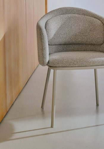 KAVE HOME Minda stol i tyk beige chenille og stlben i beige finish, FSC Mix Credit