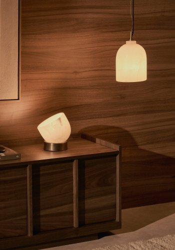 KAVE HOME Shenli bordlampe i alabast og metal med messingfinish