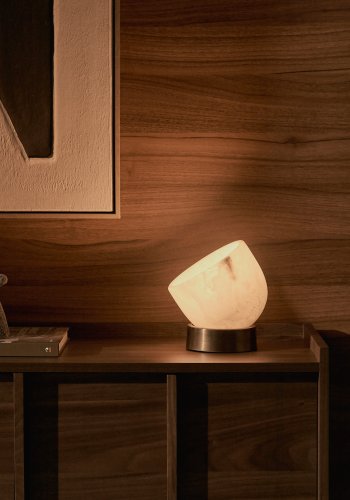 KAVE HOME Shenli bordlampe i alabast og metal med messingfinish