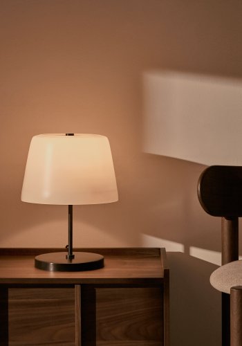KAVE HOME Nefar bordlampe lavet af glaseret glas og zink