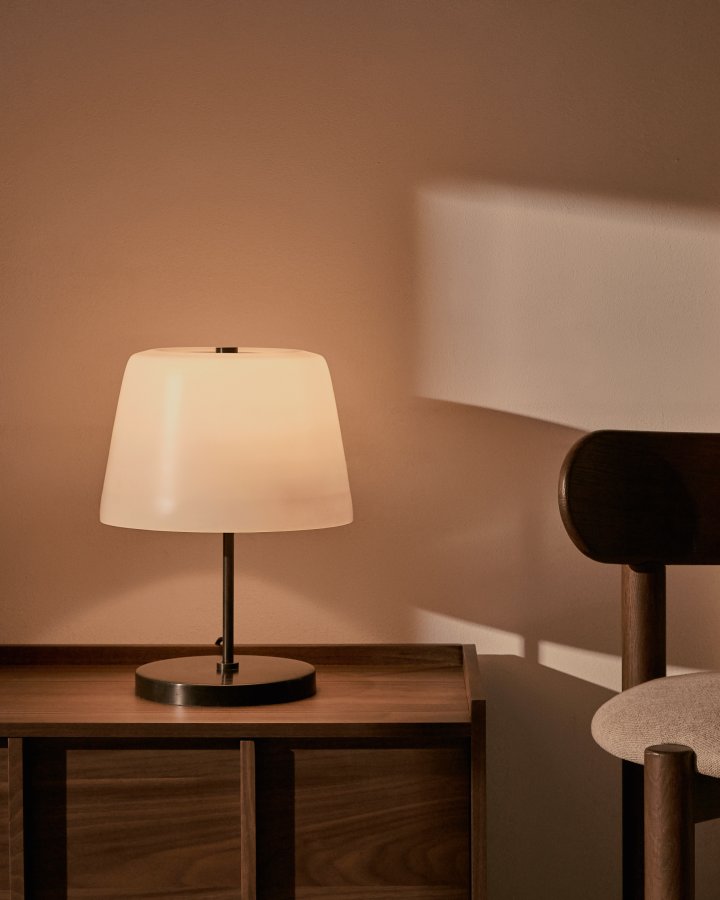 KAVE HOME Nefar bordlampe lavet af glaseret glas og zink