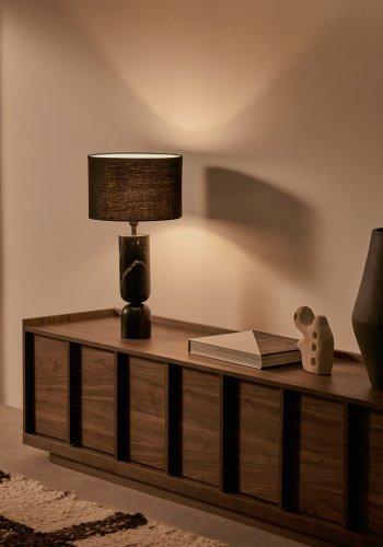 KAVE HOME Vex bordlampe i sort marmor med sort hrskrm