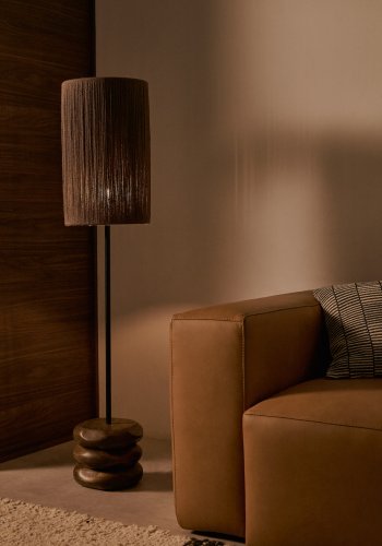 KAVE HOME Kor bordgulvlampe lavet af jute og akacietr i mrk finish