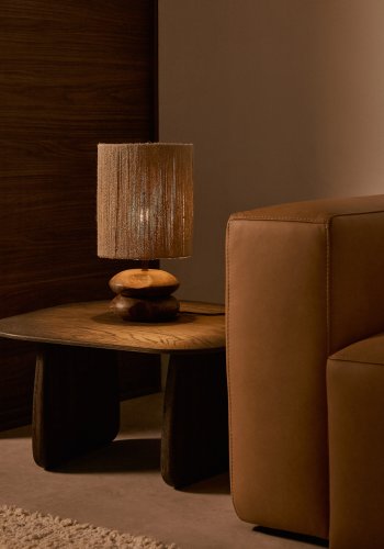 KAVE HOME Kor bordlampe lavet af jute og akacietr i mrk finish