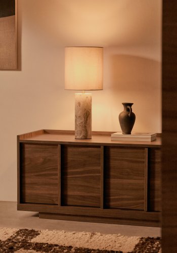 KAVE HOME Raze bordlampe i beige marmor med en beige skrm i hr