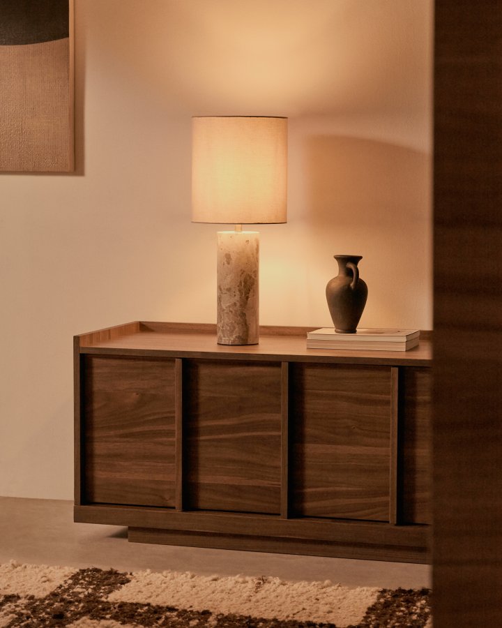 KAVE HOME Raze bordlampe i beige marmor med en beige skrm i hr