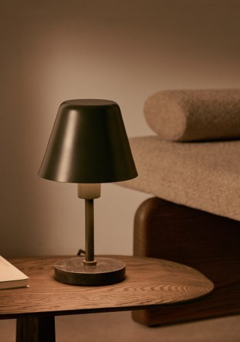 KAVE HOME Calina bordlampe - grn metal og sort marmor