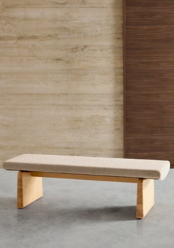 KAVE HOME Topaz bnk i beige chenille og FSC 100% massivt asketr i naturlig finish, 150 cm