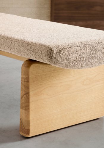 KAVE HOME Topaz bnk i beige chenille og FSC 100% massivt asketr i naturlig finish, 150 cm