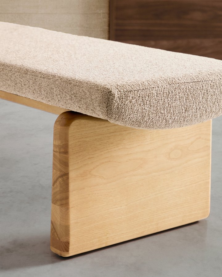 KAVE HOME Topaz bnk i beige chenille og FSC 100% massivt asketr i naturlig finish, 150 cm