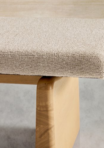 KAVE HOME Topaz bnk i beige chenille og FSC 100% massivt asketr i naturlig finish, 150 cm