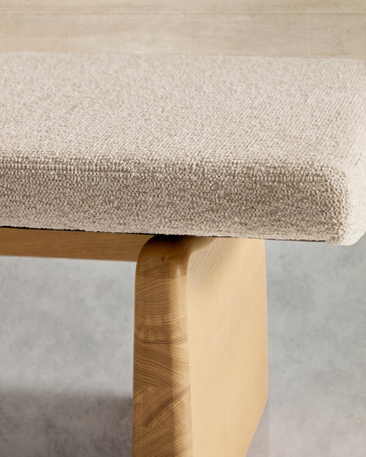 KAVE HOME Topaz bnk i beige chenille og FSC 100% massivt asketr i naturlig finish, 150 cm