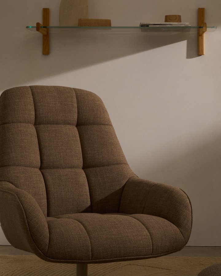 KAVE HOME Jaspe lysebrun drejelig lnestol med grlakeret metal, FSC 100%