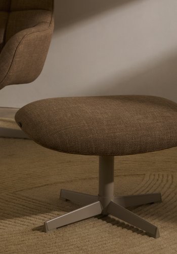 KAVE HOME Jaspe lysebrun drejelig lnestol med grlakeret metal, FSC 100%