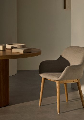 KAVE HOME Konna stol i beige med ben af massivt asketr i naturlig finish