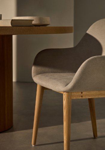 KAVE HOME Konna stol i beige med ben af massivt asketr i naturlig finish