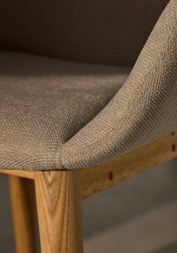 KAVE HOME Konna stol i beige med ben af massivt asketr i naturlig finish