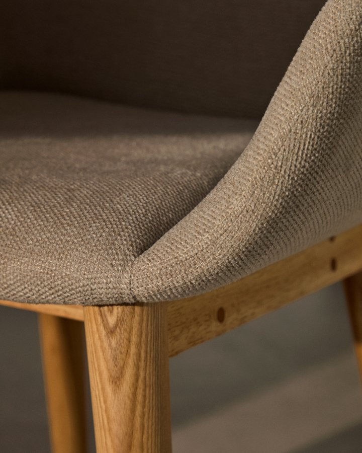 KAVE HOME Konna stol i beige med ben af massivt asketr i naturlig finish