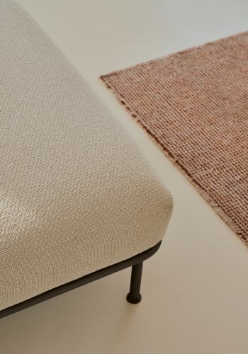 KAVE HOME Aurum fodsttte, kvadratisk - ecru chenille og matgr metal (85x85)