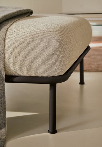 KAVE HOME Aurum fodsttte, kvadratisk - ecru chenille og matgr metal (85x85)