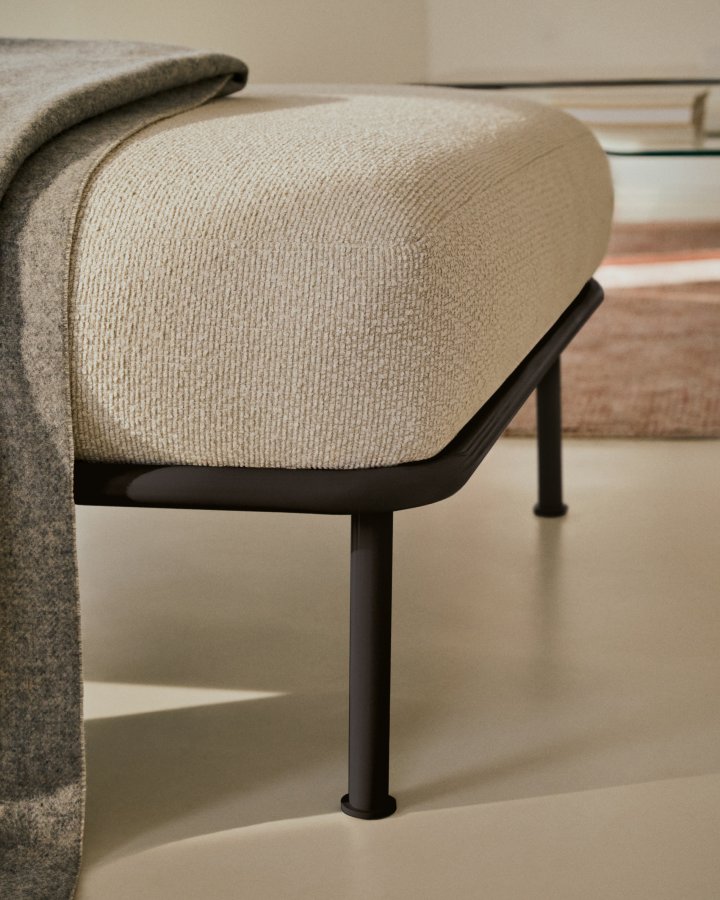 KAVE HOME Aurum fodsttte, kvadratisk - ecru chenille og matgr metal (85x85)