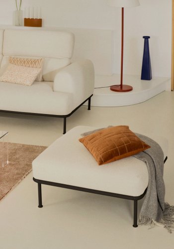 KAVE HOME Aurum fodsttte, kvadratisk - ecru chenille og matgr metal (85x85)