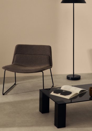  KAVE HOME Zahara brun lnestol og stl i sort finish, 100% FSC