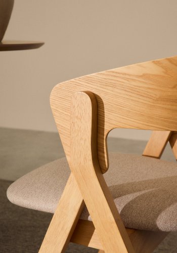 KAVE HOME Godia spisebordsstol, m. armln - beige chenille stof og natur askefinér