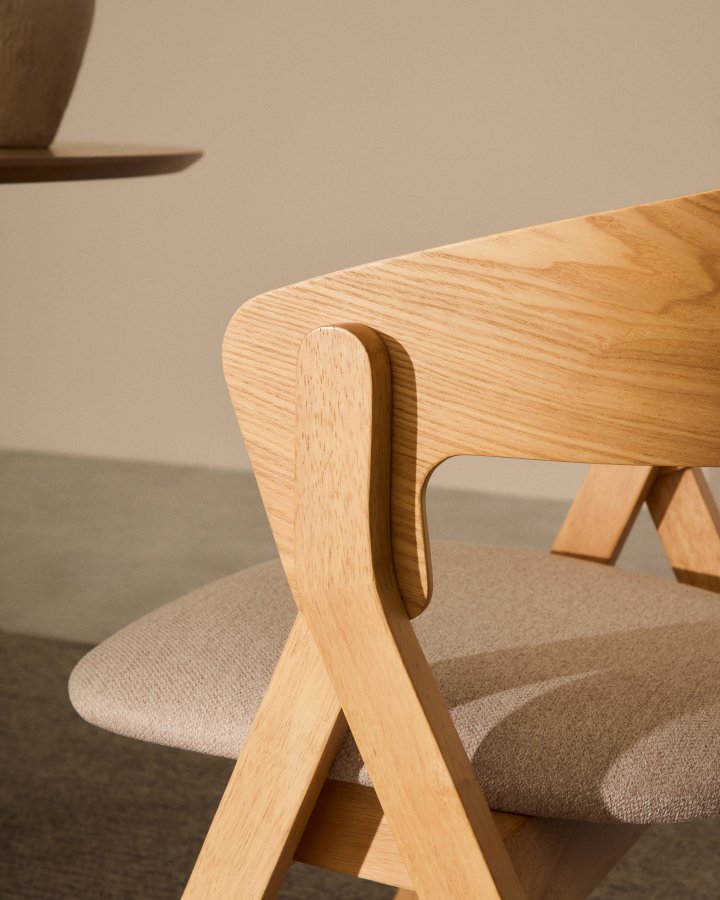 KAVE HOME Godia spisebordsstol, m. armln - beige chenille stof og natur askefinér