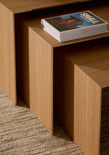  KAVE HOME Litto st med 3 indskudsborde i egetrsfiner med en naturlig farvefinish 60 x 40 / 51 x 36 /