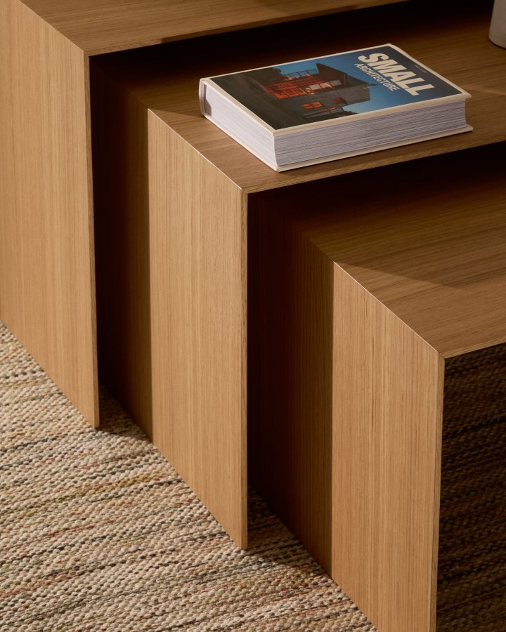  KAVE HOME Litto st med 3 indskudsborde i egetrsfiner med en naturlig farvefinish 60 x 40 / 51 x 36 /